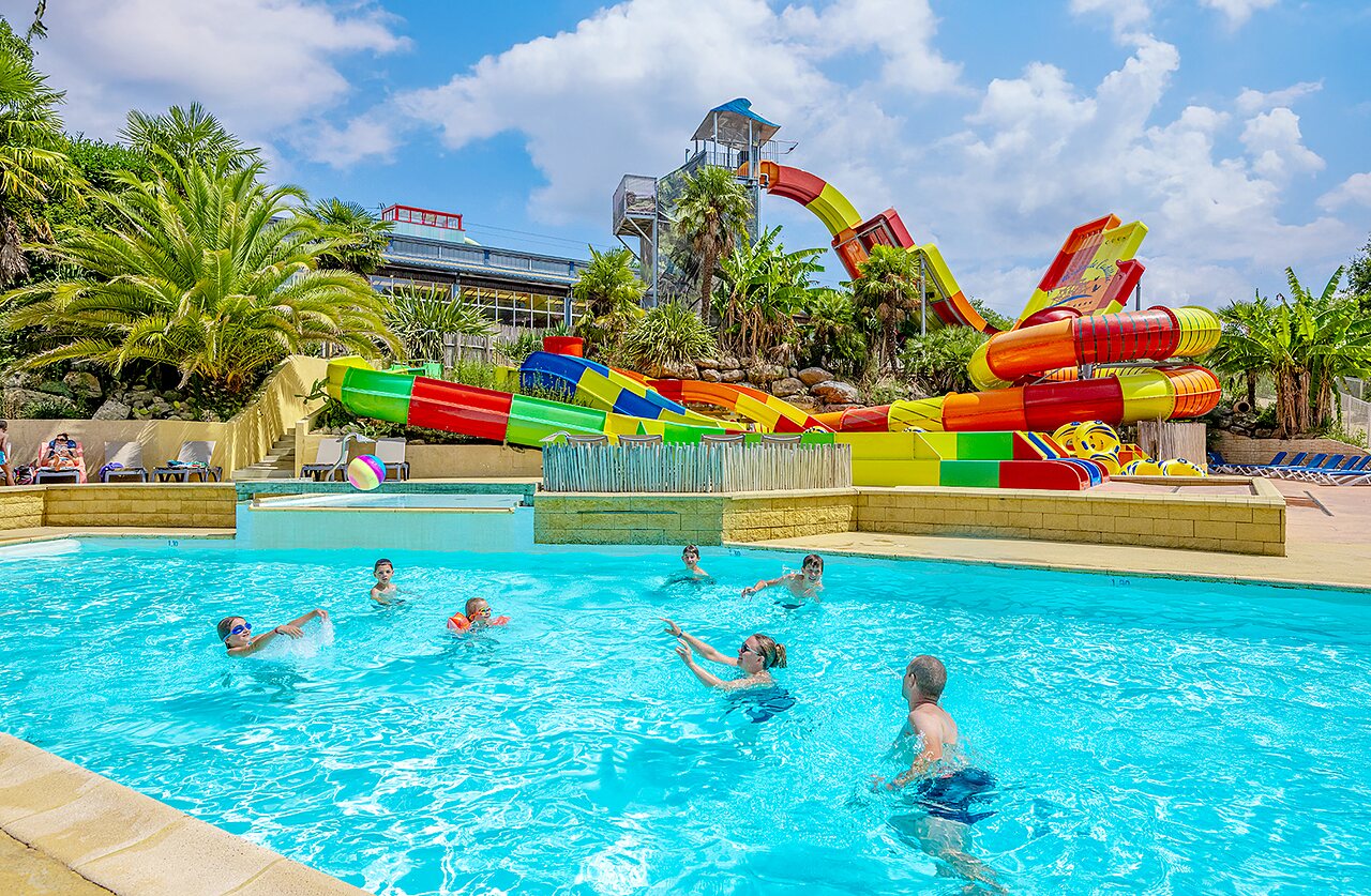 Piscine ext�rieure avec toboggans aquatiques color�s et familles au camping VAGUES OCEANES Moulin de Cadillac � Noyal-Muzillac (56).