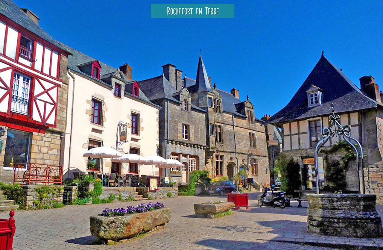 Place historique de Rochefort-en-Terre, village m�di�val en Bretagne, � visiter.