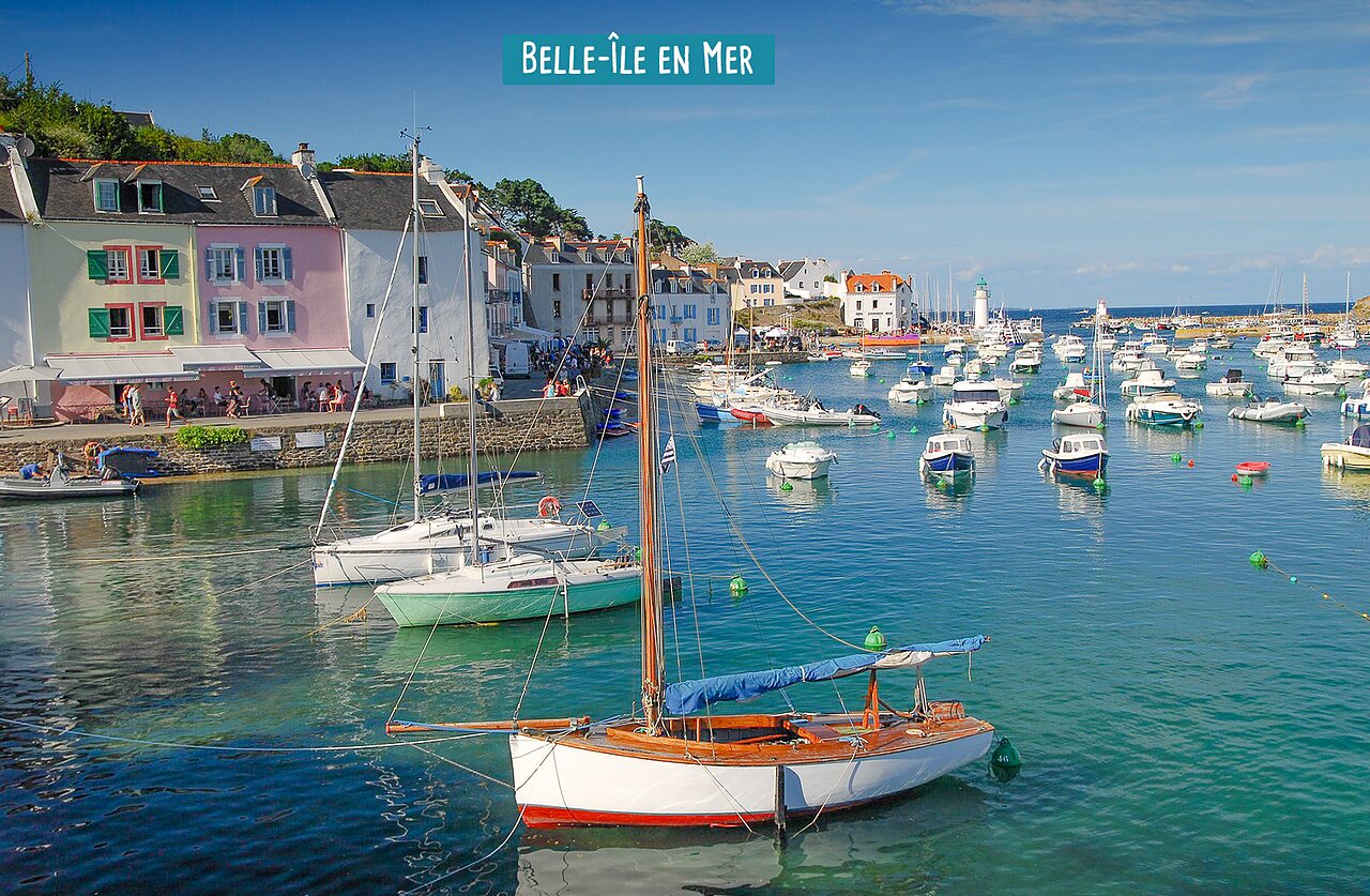 Port de Le Palais, Belle-�le-en-Mer, avec bateaux et maisons color�es � visiter pr�s du camping.