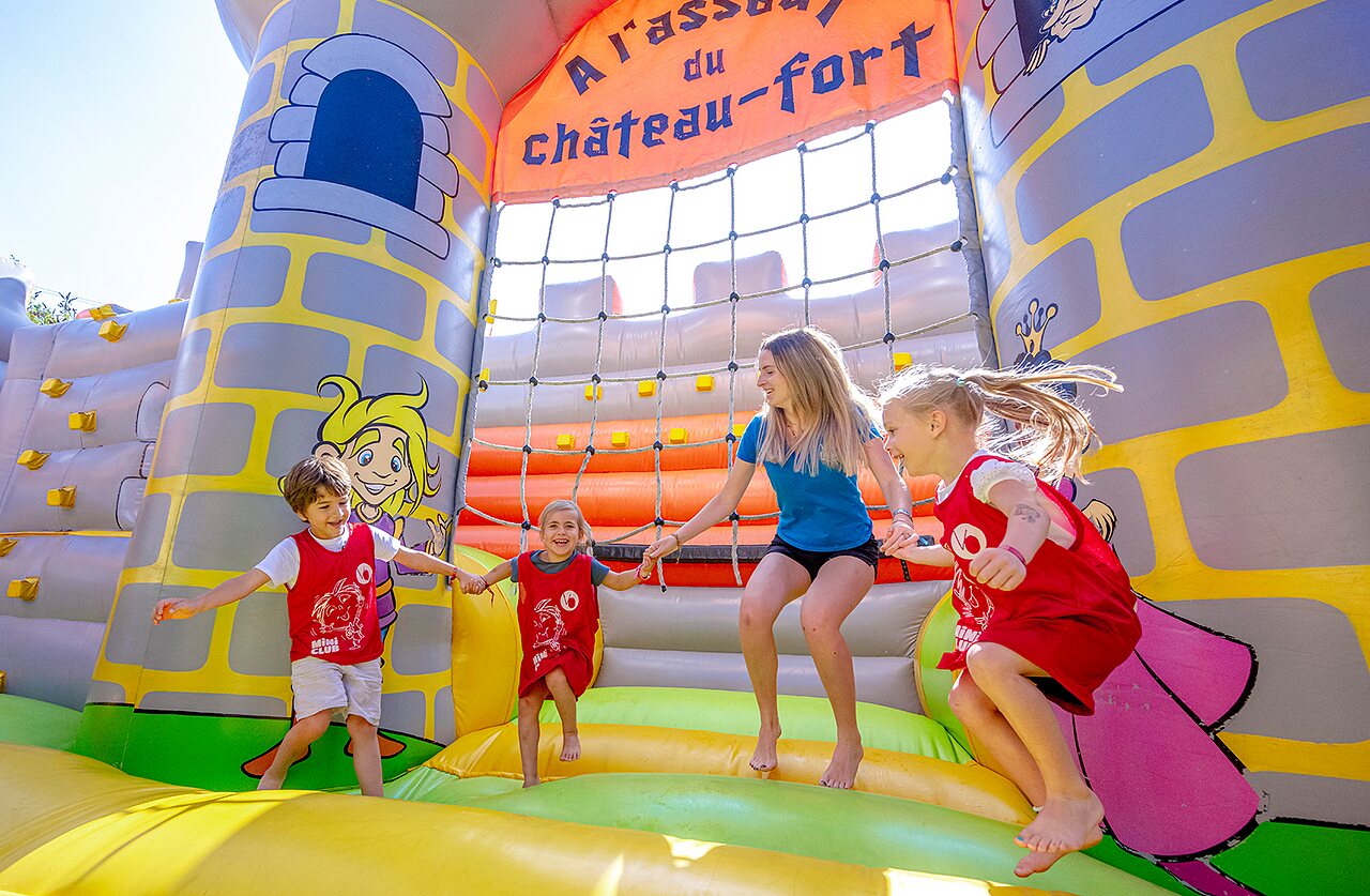 Ch�teau gonflable enfants au camping VAGUES OCEANES Moulin de Cadillac � Noyal-Muzillac (56).