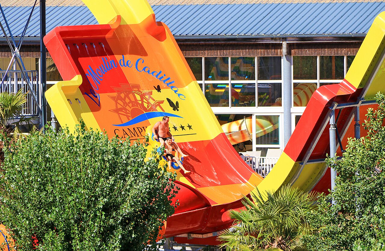 Toboggan aquatique g�ant avec p�re et enfant au camping VAGUES OCEANES Moulin de Cadillac.