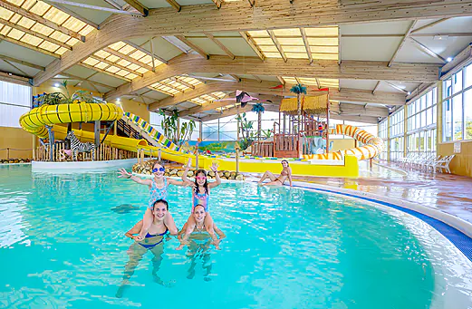 Piscine couverte, toboggans, jeux aquatiques au camping VAGUES OCEANES Moulin de Cadillac.