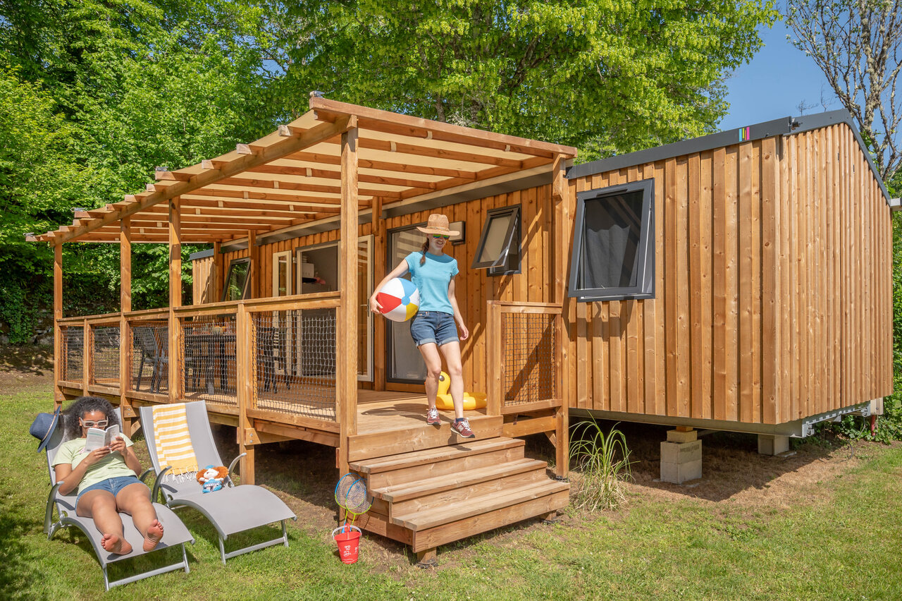 Mobile home bois, terrasse, verdure, camping CLICOCHIC Moulin du Roch � Saint Andre D'Allas (24).