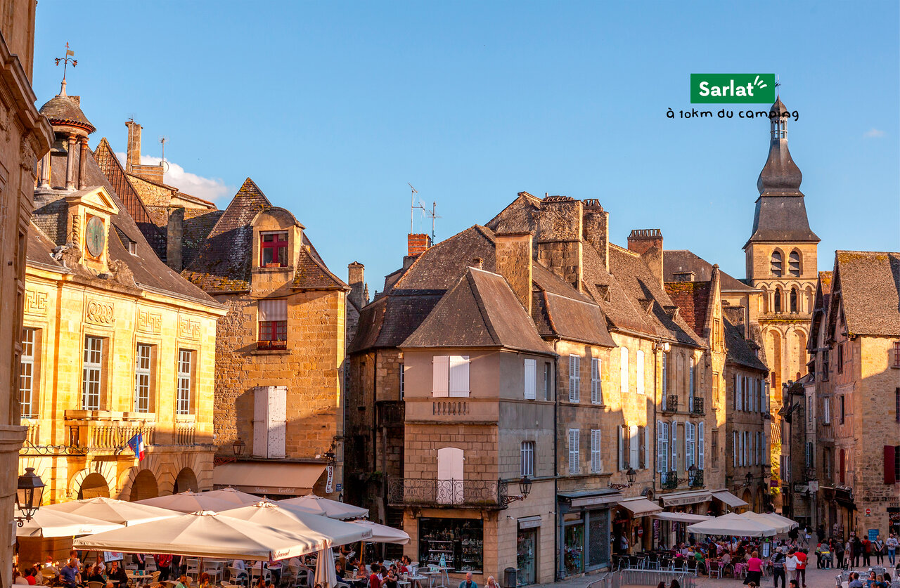Centre historique de Sarlat-la-Can�da, Dordogne, avec ses b�timents m�di�vaux et terrasses anim�es.