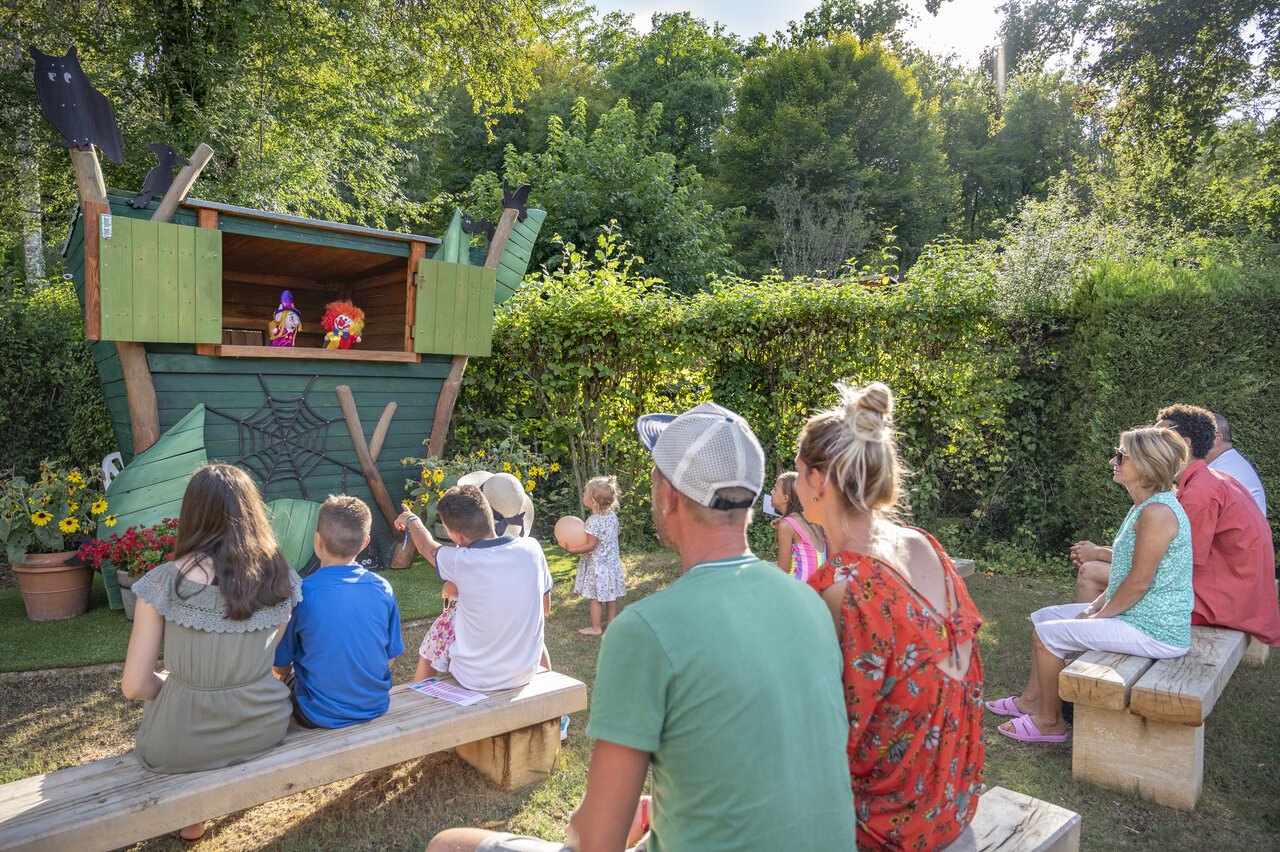 Animation spectacle de marionnettes pour enfants au camping CLICOCHIC Moulin du Roch.