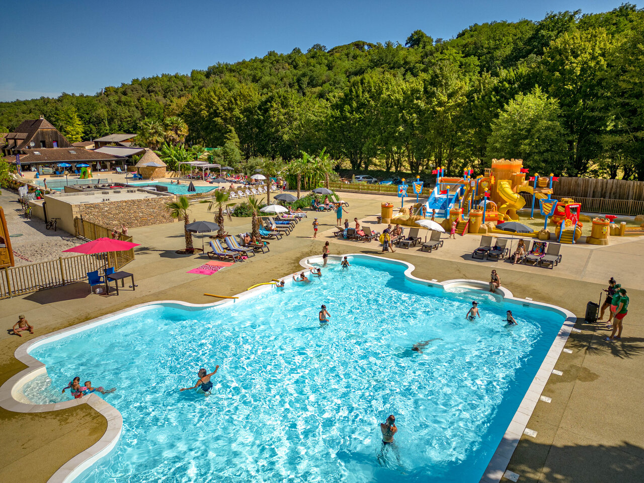 Piscine ext�rieure, toboggans et jeux aquatiques au camping CLICOCHIC Moulin du Roch � Saint Andre D'Allas.