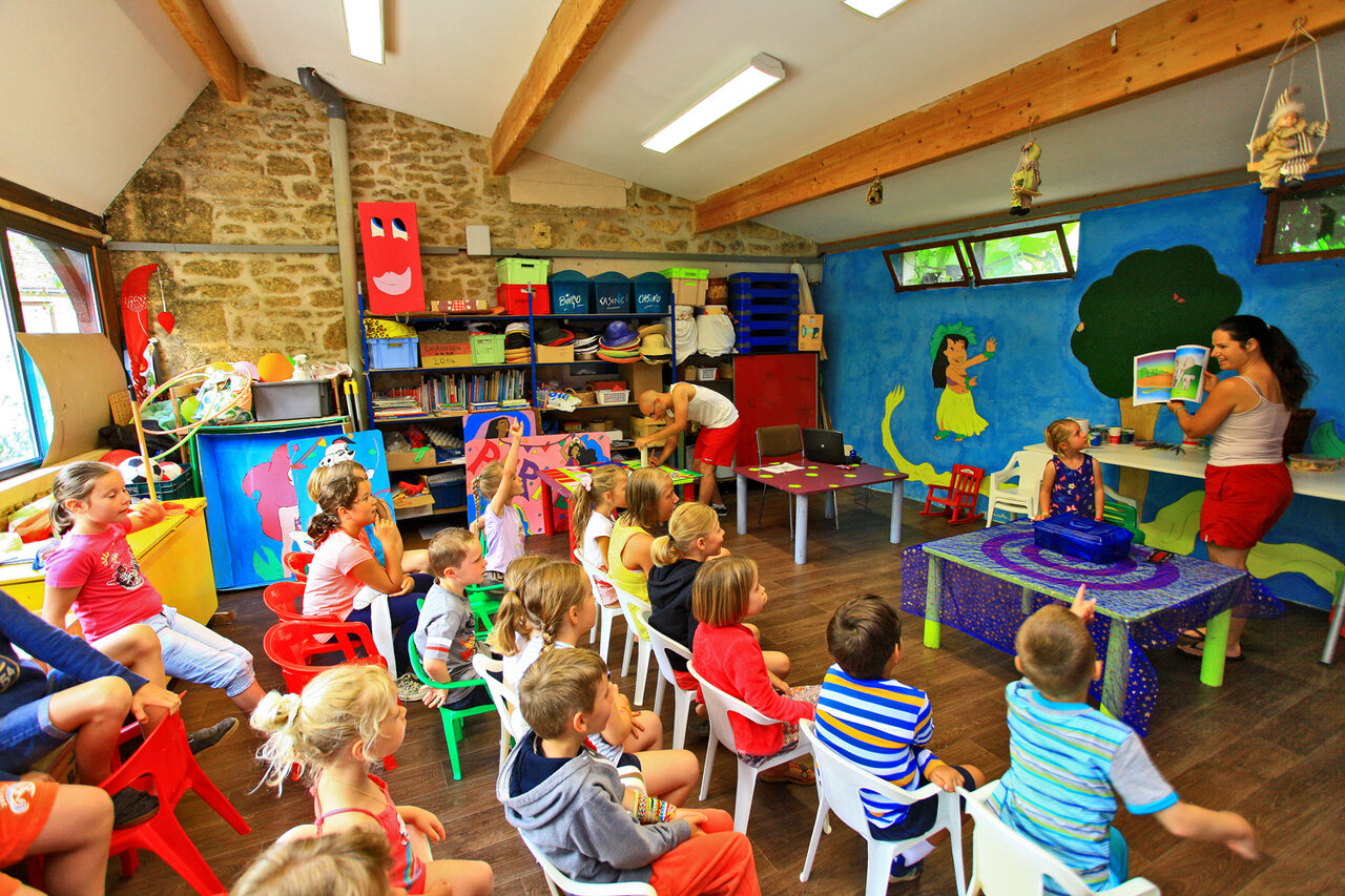 Animation enfants, lecture d'histoire au camping CLICOCHIC Moulin du Roch � Saint Andre D'Allas.