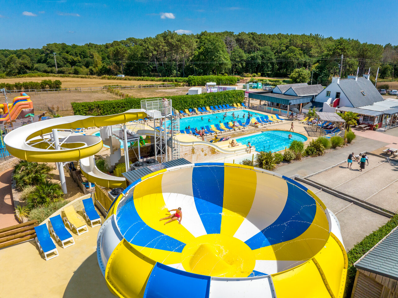 Grand toboggan aquatique, piscine ext�rieure et jeux au camping VAGUES OCEANES Moustoir � Carnac (56).
