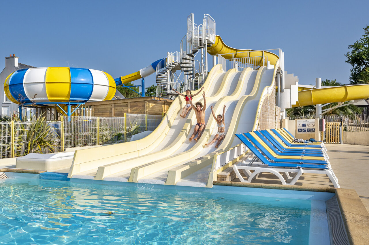 Piscine et toboggans aquatiques pour enfants au camping VAGUES OCEANES Moustoir Carnac (56).