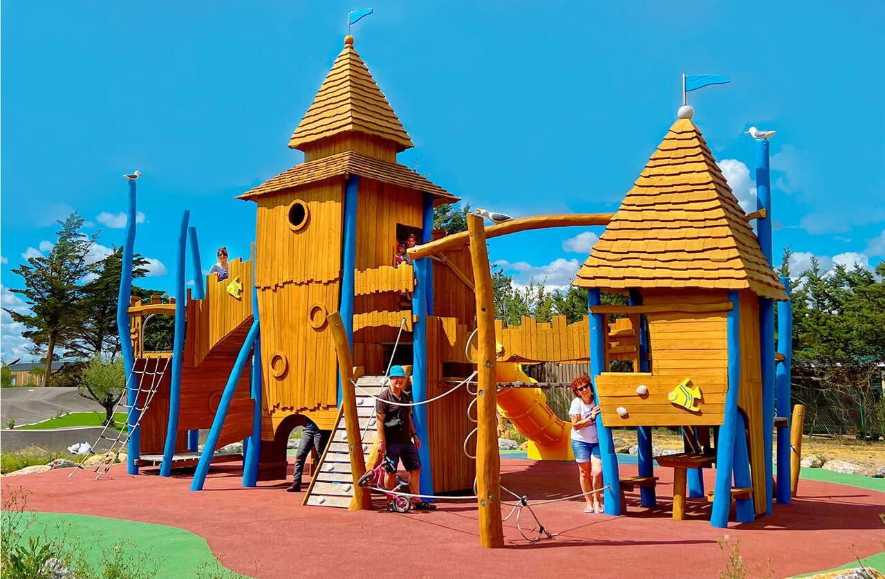 Grande aire de jeux en bois avec toboggans au camping CAPFUN La Nautique � Narbonne (11).