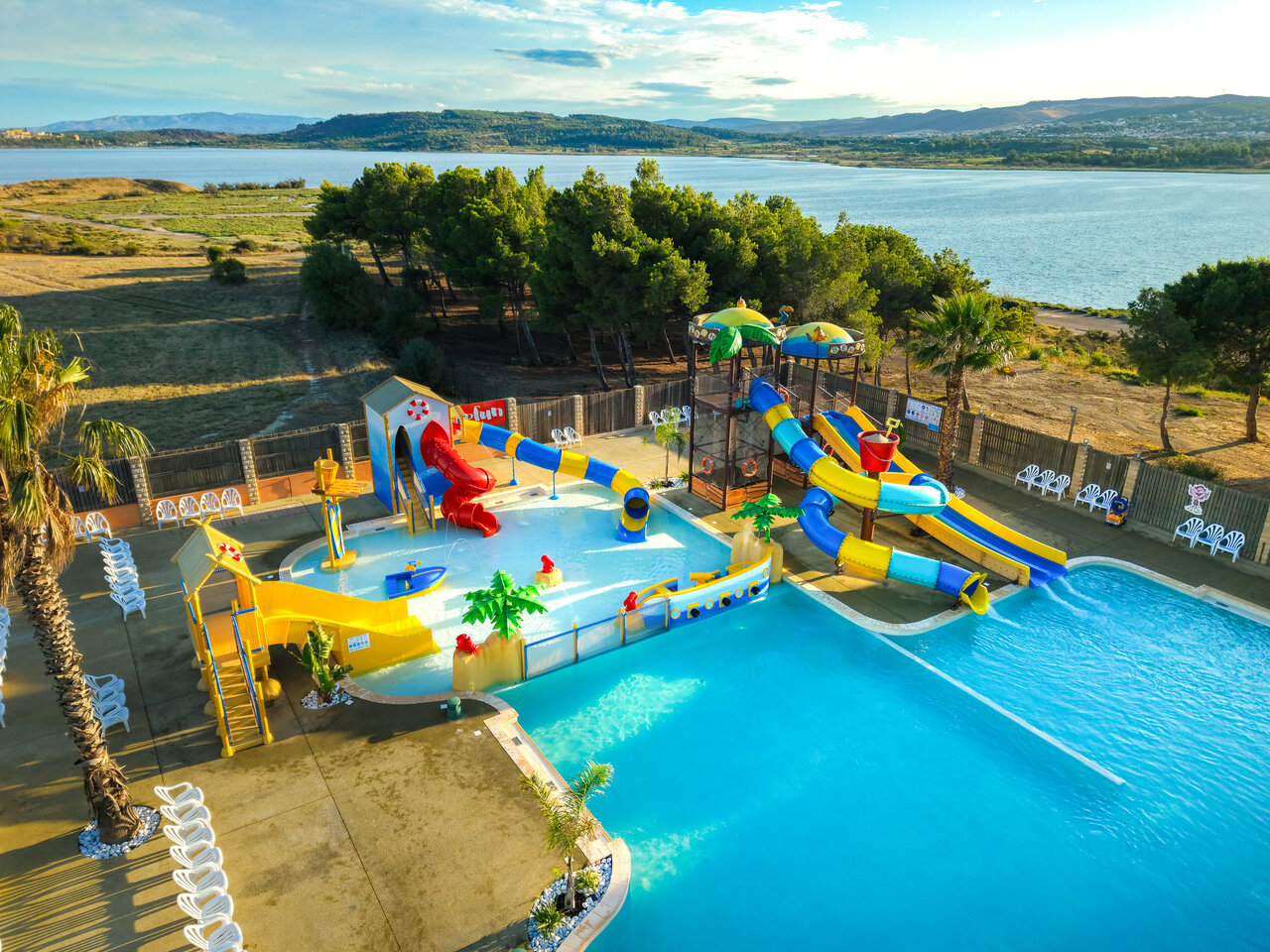 Parc aquatique, toboggans, pataugeoire, vue a�rienne, camping CAPFUN La Nautique Narbonne (11).