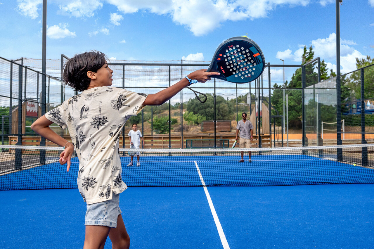 Court de padel bleu avec enfant jouant, au camping CAPFUN La Nautique � Narbonne (11).