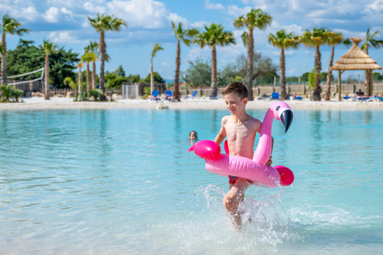 Piscine lagon, enfant jouant, au camping CAPFUN La Nautique � Narbonne (11).