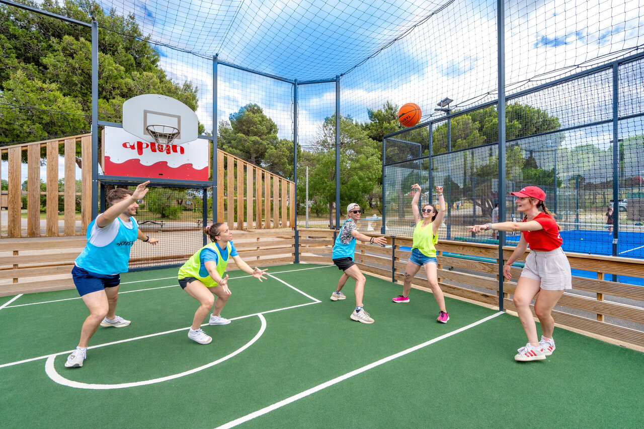 Amis jouant basketball sur terrain multisport au camping CAPFUN La Nautique � Narbonne (11).