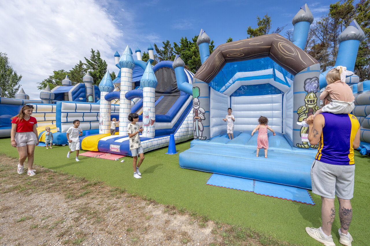 Ch�teaux gonflables et toboggans pour enfants au camping CAPFUN La Nautique � Narbonne (11).