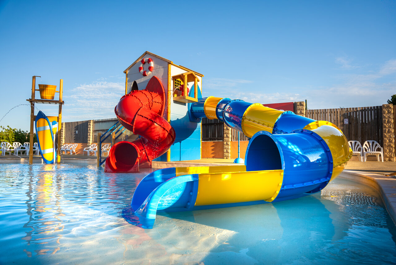 Toboggans aquatiques color�s et jeux d'eau dans la piscine au camping CAPFUN La Nautique � Narbonne (11).