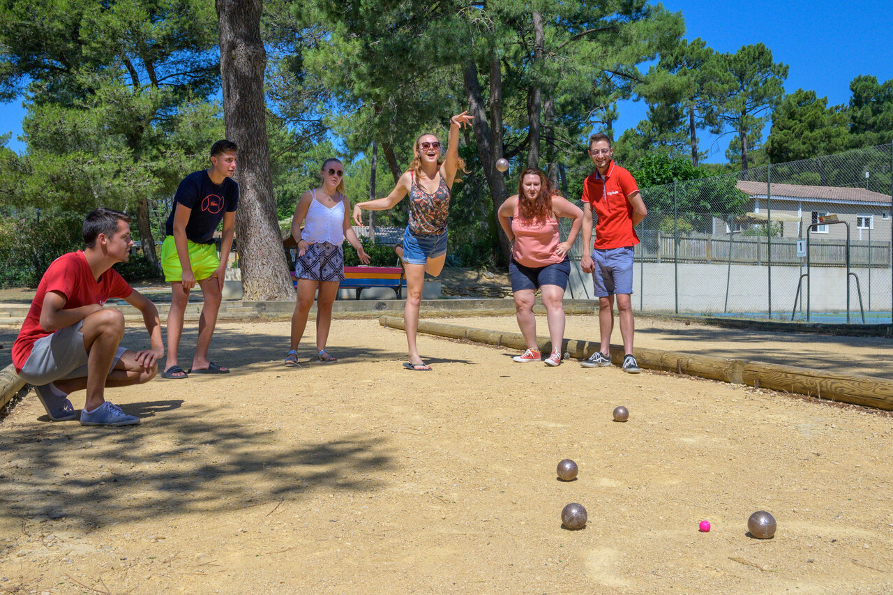 Jeunes jouant � la p�tanque sur le terrain du camping CAPFUN La Nautique � Narbonne.