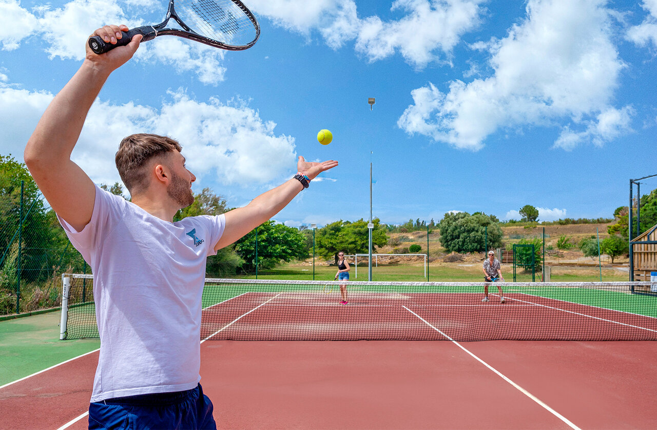 Joueurs de tennis sur court ext�rieur au camping CAPFUN La Nautique � Narbonne (11).