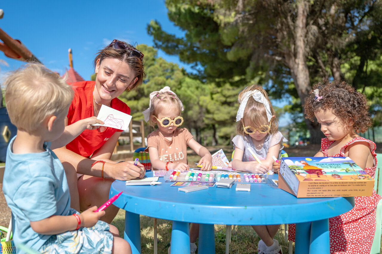 Activit� dessin pour enfants avec animatrice au camping CAPFUN La Nautique � Narbonne (11).