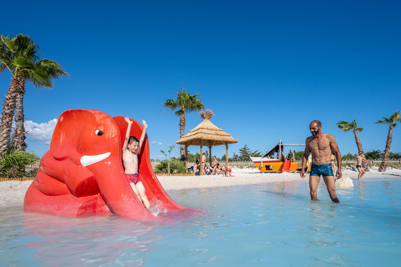 Enfant sur toboggan �l�phant, piscine ludique au camping CAPFUN La Nautique � Narbonne (11).