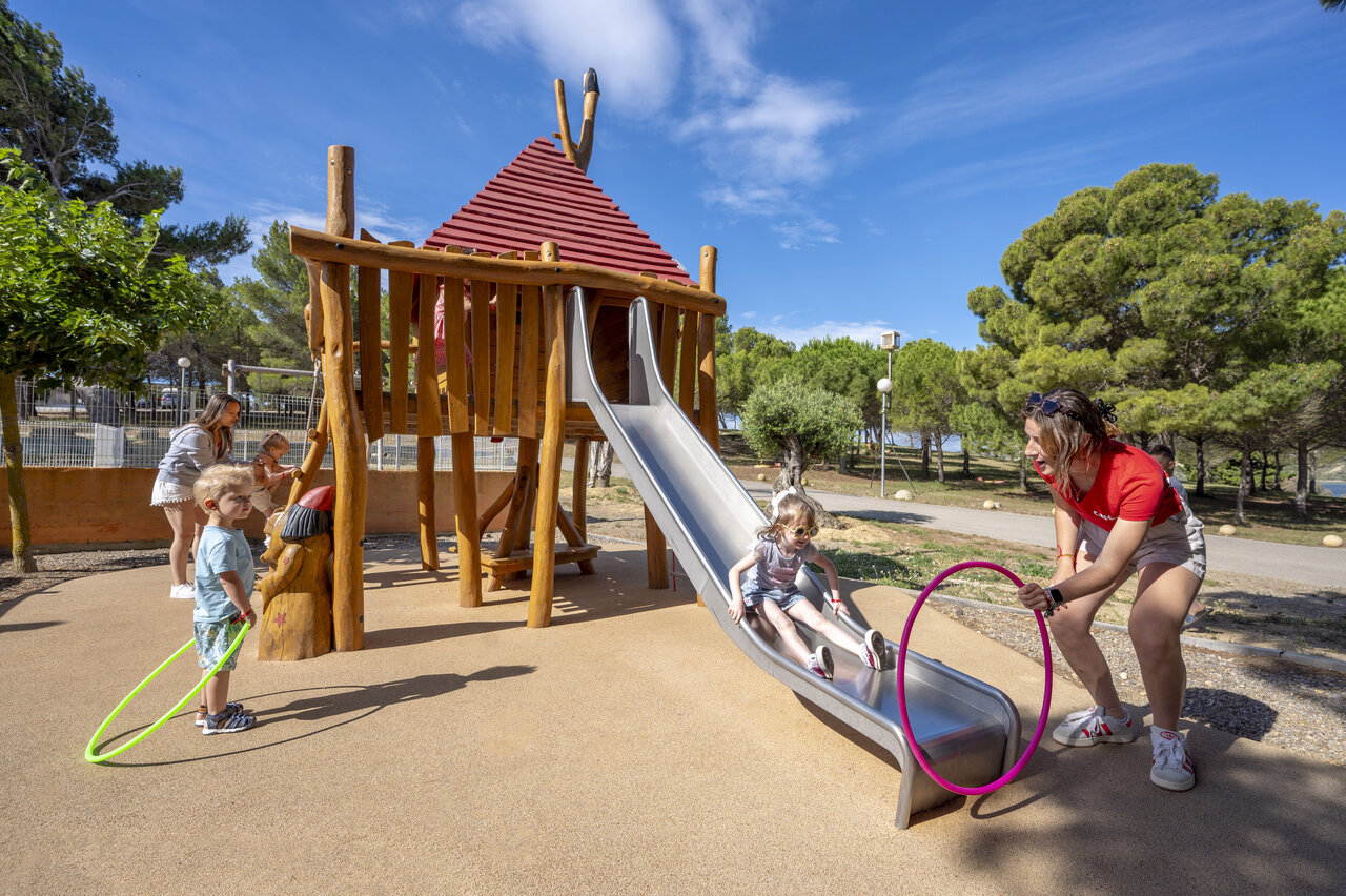 Aire de jeux enfants au camping CAPFUN La Nautique � Narbonne (11).