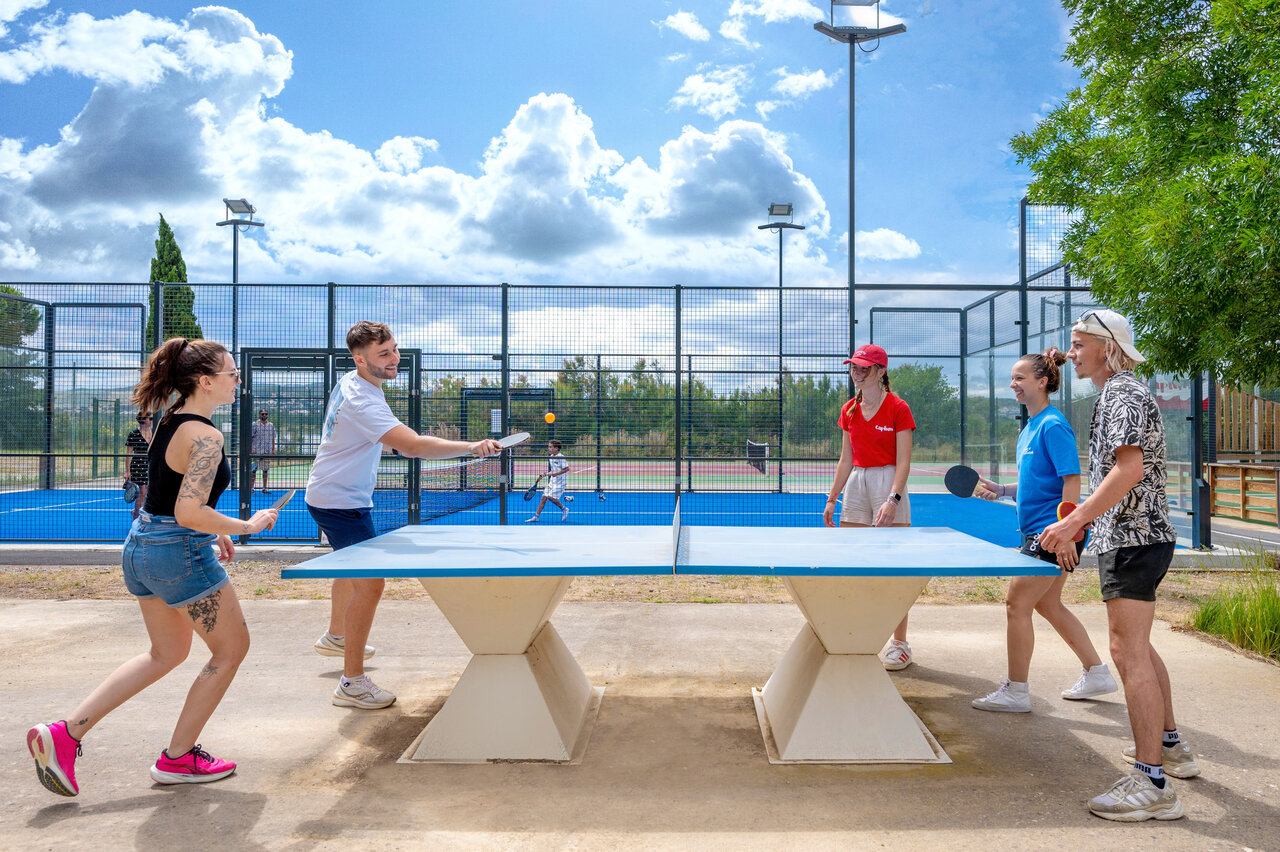 Table de ping-pong ext�rieure, jeunes jouant au camping CAPFUN La Nautique � Narbonne (11).