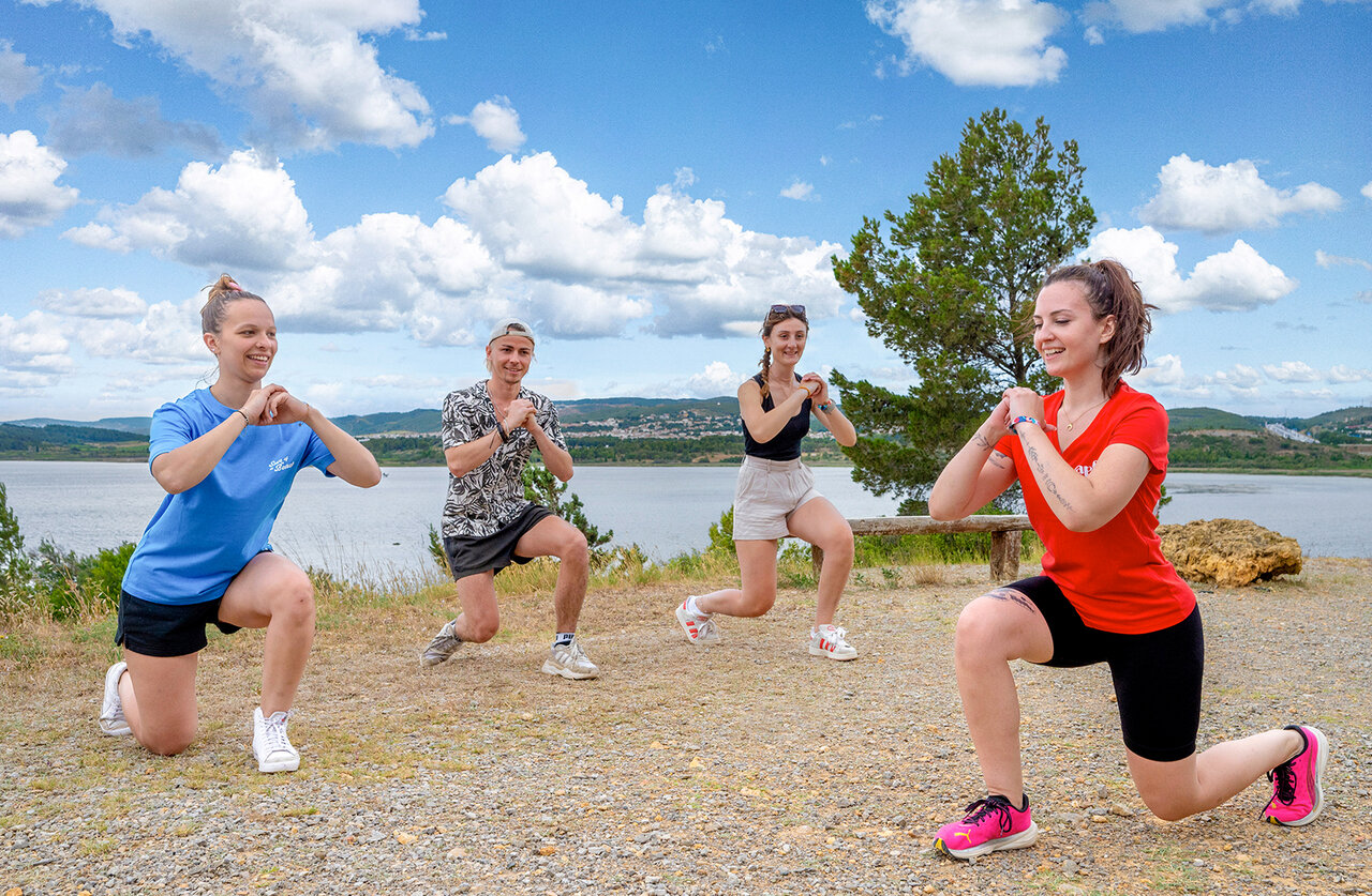 S�ance de fitness en plein air pour un groupe au camping CAPFUN La Nautique (11).