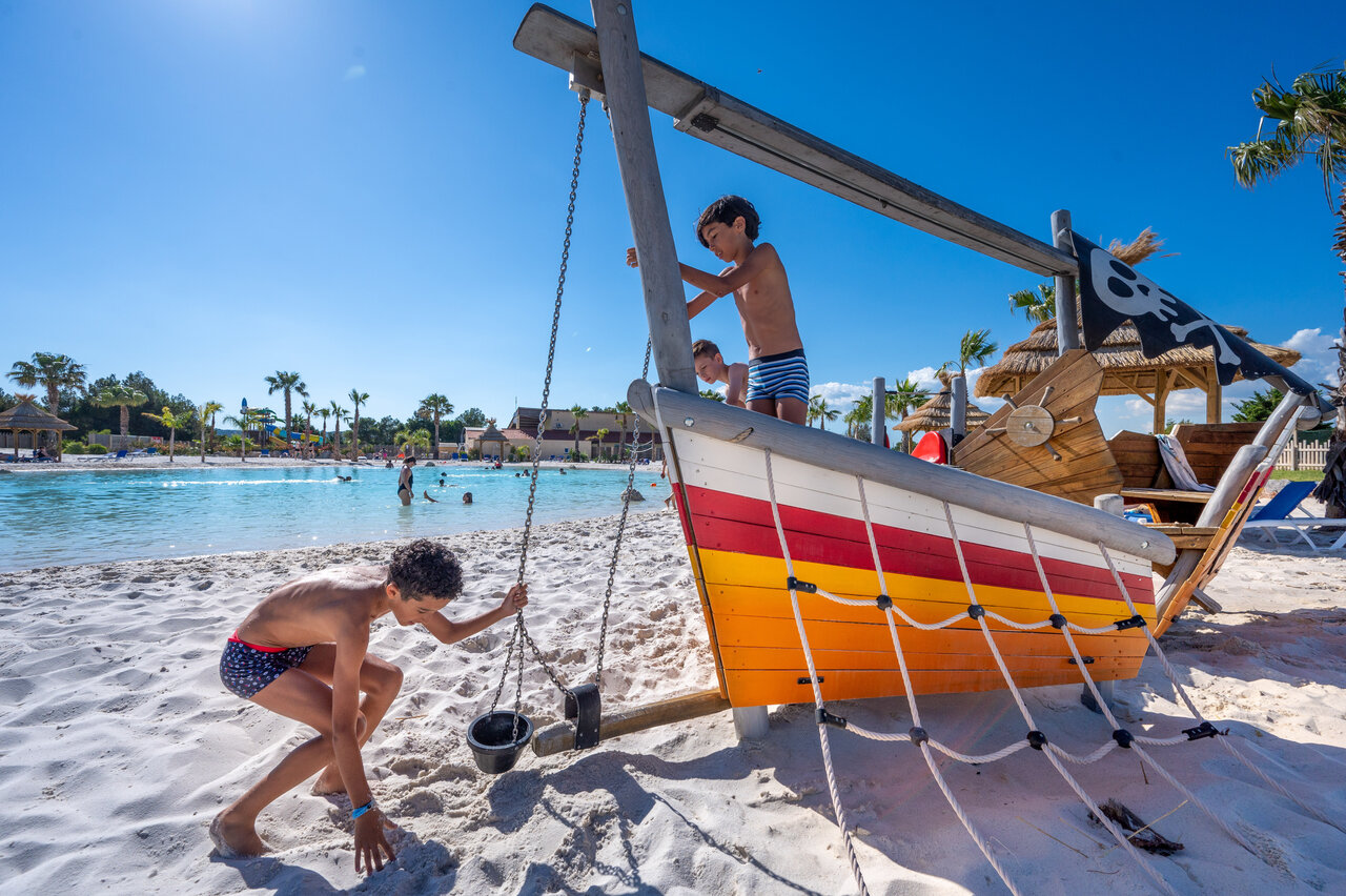 Bateau pirate, enfants, plage de piscine au camping CAPFUN La Nautique Narbonne.