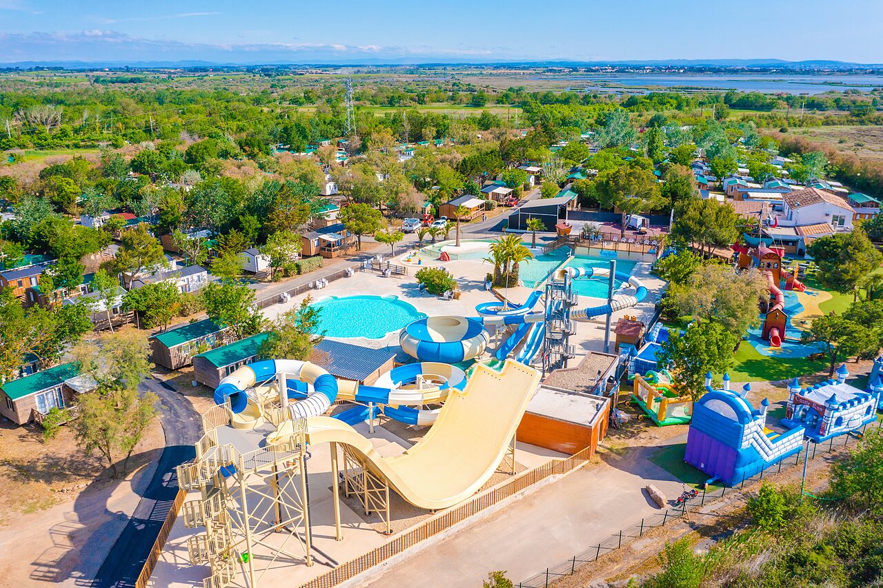 Grand parc aquatique, toboggans et Mobil-homes au camping CAPFUN La Nina � Agde (34).