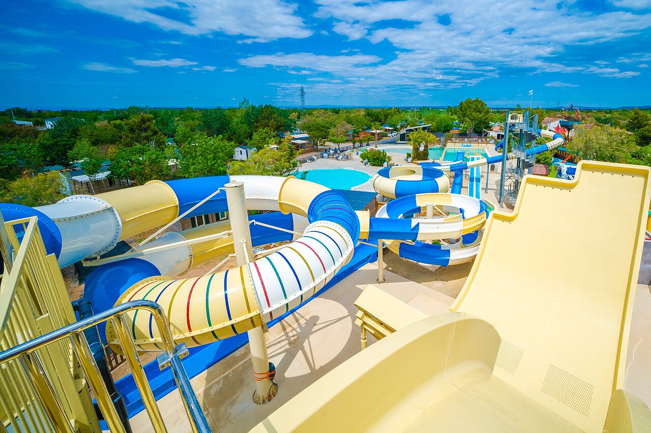 Grands toboggans aquatiques color�s et piscines au camping CAPFUN La Nina � Agde (34).