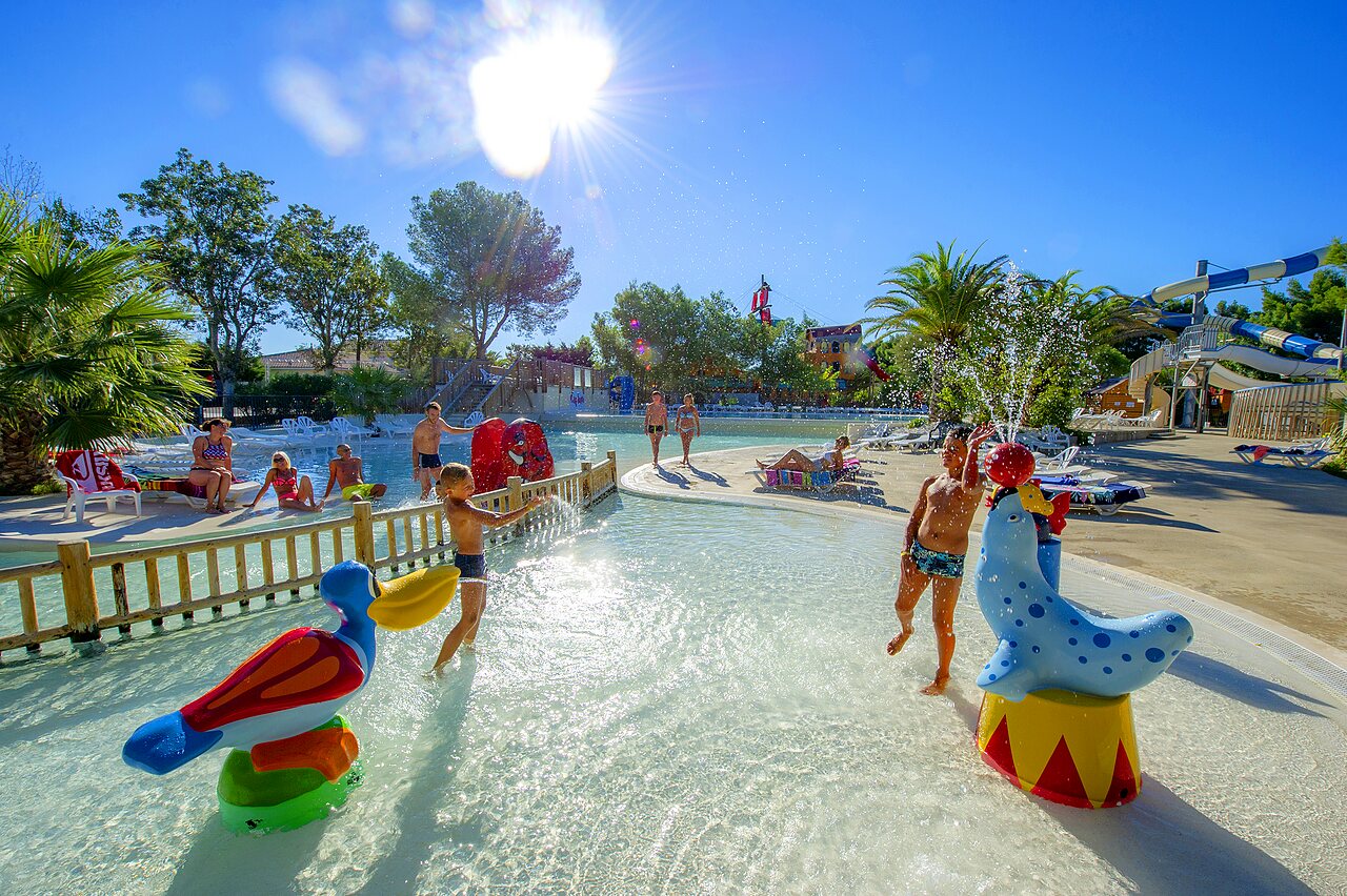 Piscine, jeux d'eau et toboggans pour enfants au camping CAPFUN La Nina � Agde.