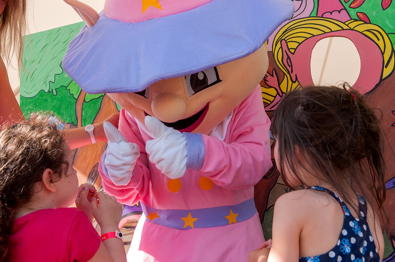 Mascotte rose interagissant avec des enfants au camping CAPFUN La Nina � Agde (34).