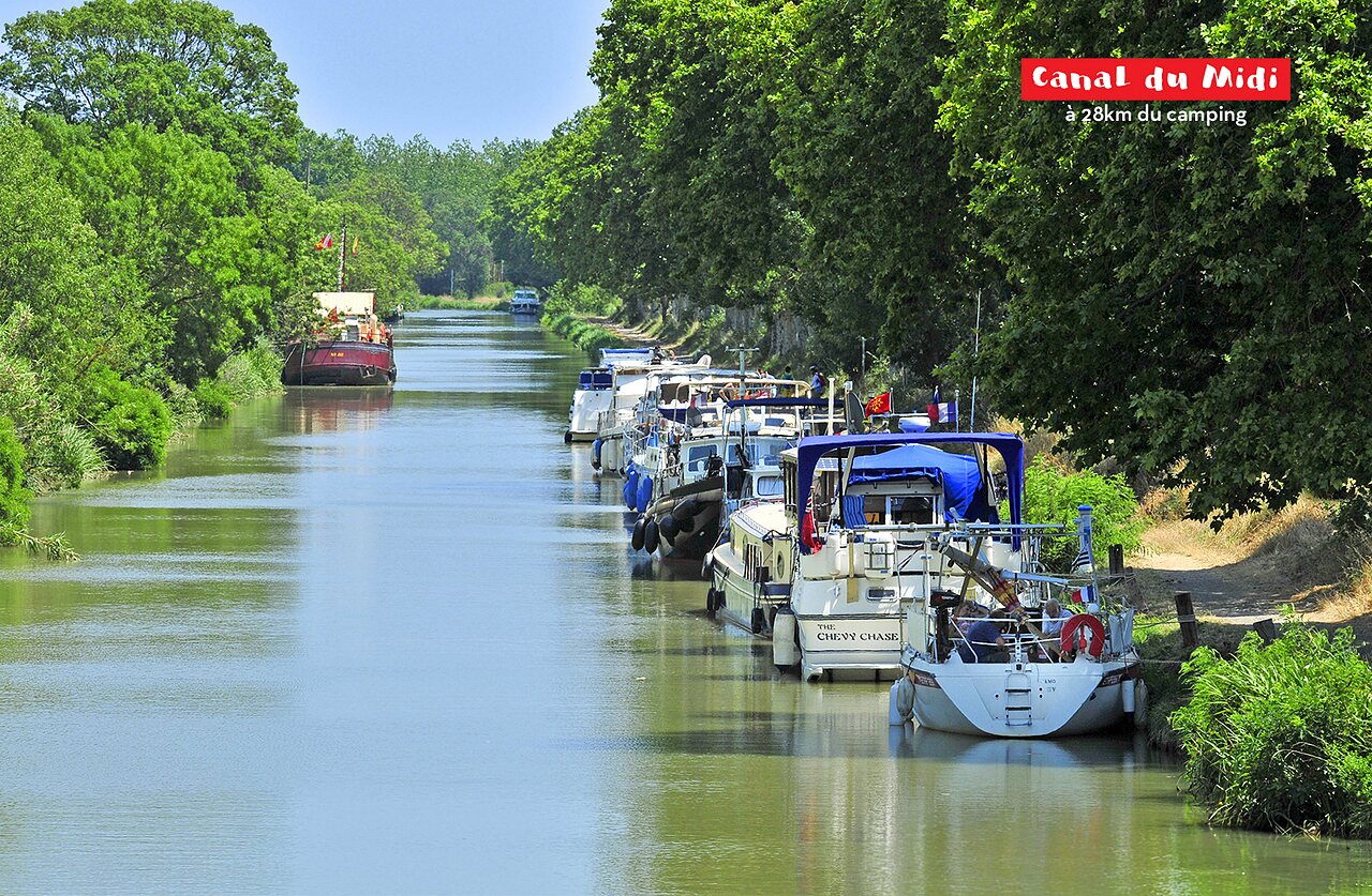 Canal du Midi avec p�niches amarr�es, lieu � visiter pr�s d'Agde.