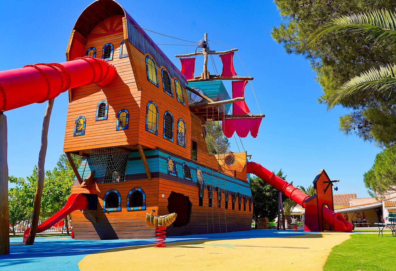 Aire de jeux bateau pirate g�ant, toboggans rouges au camping CAPFUN La Nina � Agde.