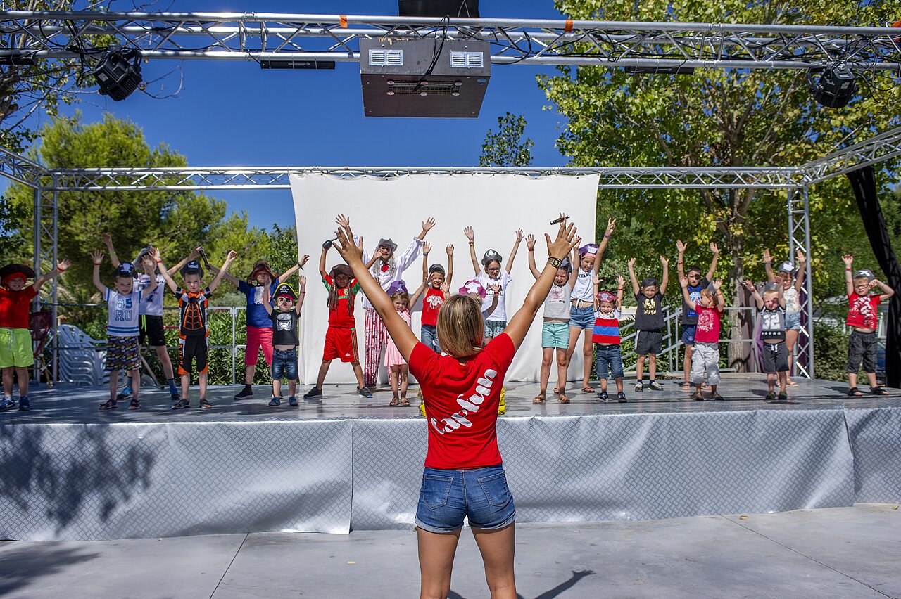 Enfants participant � une animation sur sc�ne ext�rieure au camping CAPFUN La Nina � Agde (34).