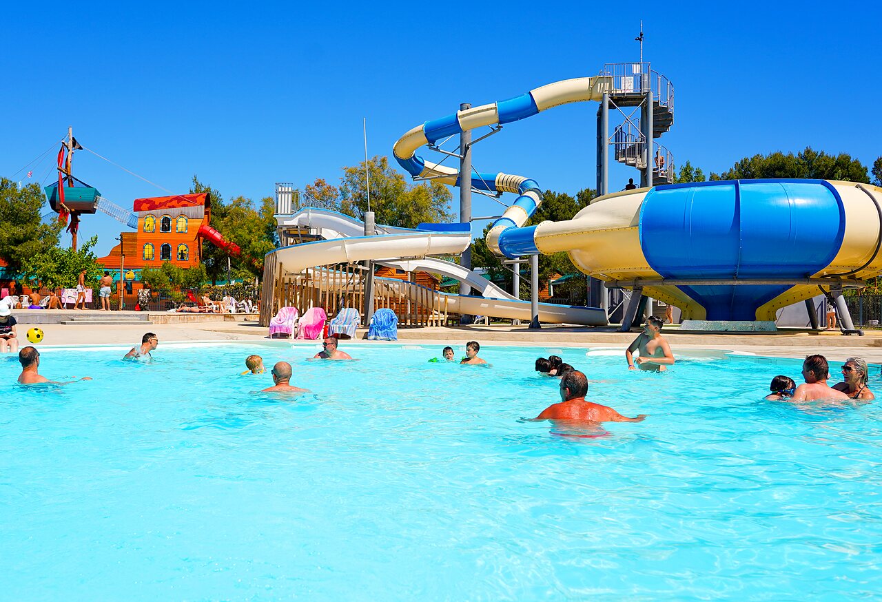Toboggans aquatiques et grande piscine ext�rieure au camping CAPFUN La Nina � Agde (34).