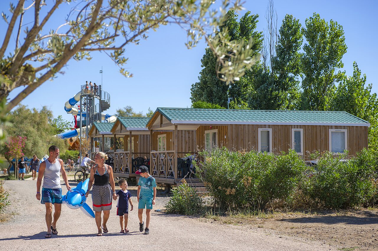 Mobil-homes et toboggan aquatique avec famille au camping CAPFUN La Nina � Agde (34).