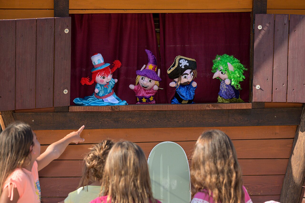 Spectacle de marionnettes pour enfants au camping CAPFUN La Nina � Agde (34).