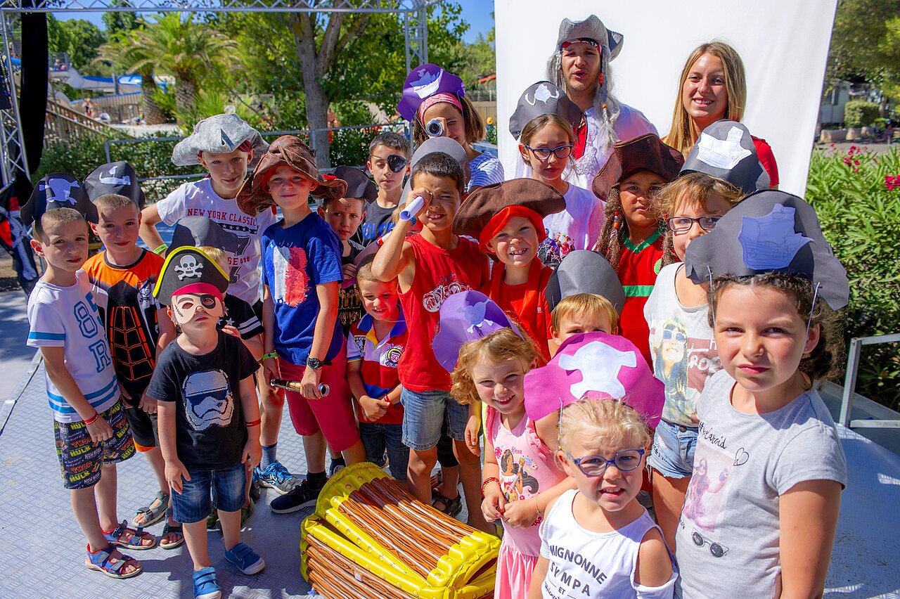Enfants d�guis�s en pirates avec animateurs, activit� ludique au camping CAPFUN La Nina � Agde (34).