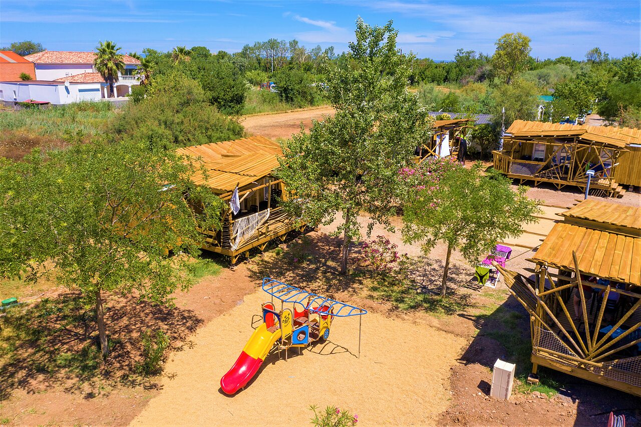 Aire de jeux, h�bergements en bois au camping CAPFUN La Nina � Agde (34).