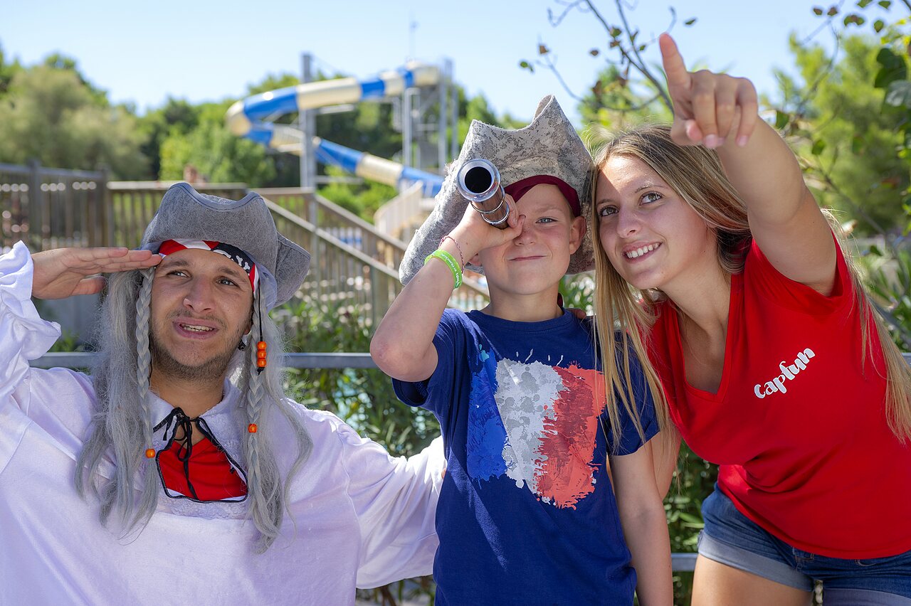 Animateurs d�guis�s en pirates avec un enfant participant � une activit� au camping CAPFUN La Nina � Agde (34).