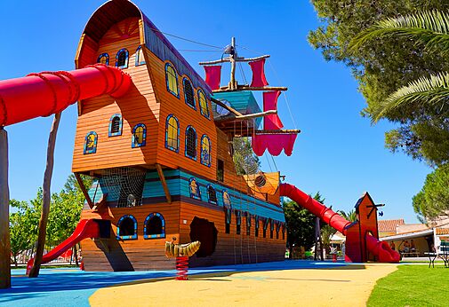 Bateau pirate géant, toboggans enfants au camping CAPFUN La Nina à Agde (34).