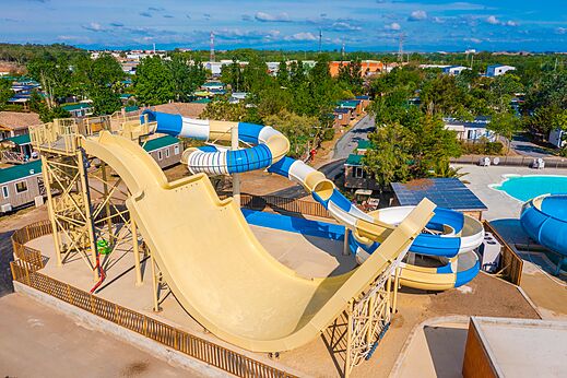 Toboggans aquatiques géants et piscine extérieure au camping CAPFUN La Nina à Agde (34).