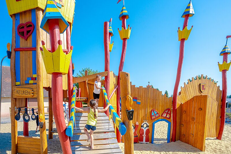 Jeu Carabouille - Aire de jeux ch�teau en bois avec enfants au camping VAGUES OCEANES Odyss�e � Villers sur mer (14)