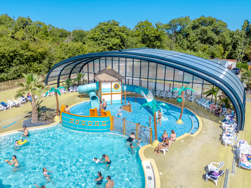 Piscine, toboggans, jeux aquatiques et toit r�tractable au camping VAGUES OCEANES Odyss�e.