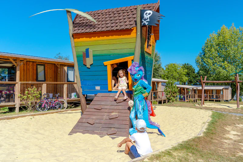 Aire de jeux pirate, enfant et mascotte, Mobil-homes au camping VAGUES OCEANES Odyss�e (14).