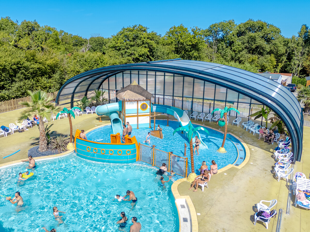 Piscine, toboggans, jeux aquatiques et toit r�tractable au camping VAGUES OCEANES Odyss�e.