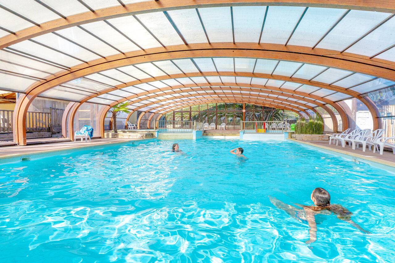 Piscine couverte chauff�e, baigneurs, au camping VAGUES OCEANES Odyss�e � Villers-sur-Mer.