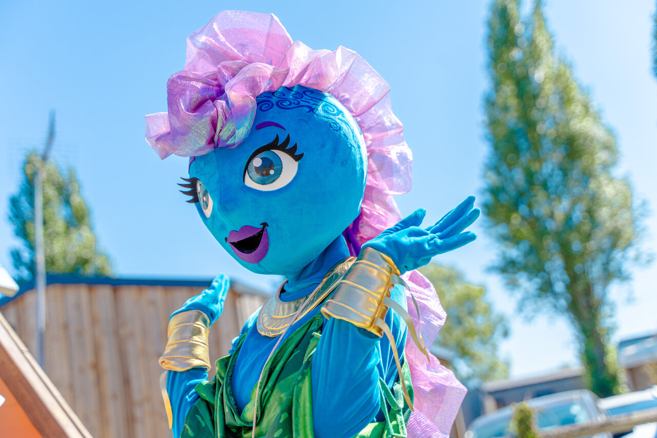 Mascotte bleue souriante, animation au camping VAGUES OCEANES Odyss�e � Villers sur mer (14).