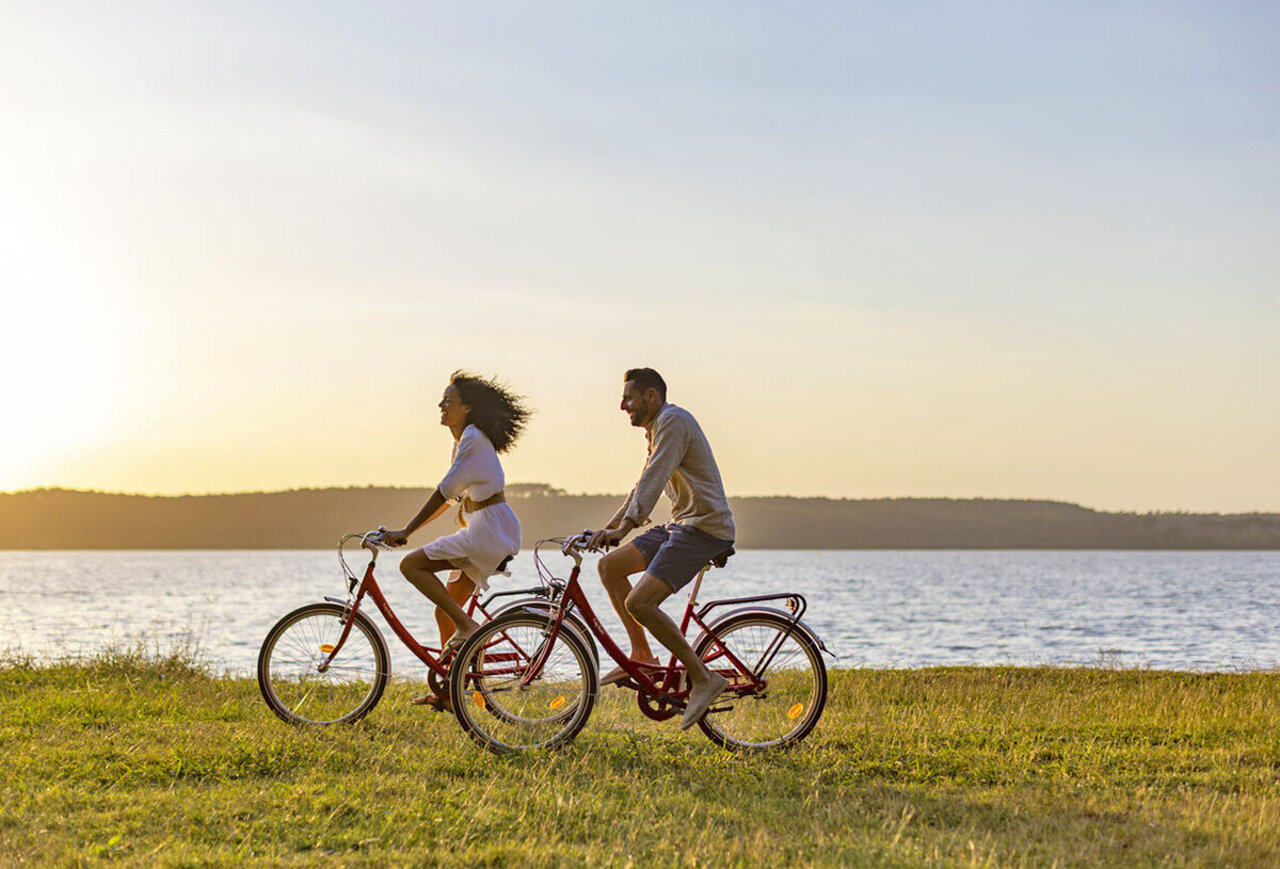 Activit� v�lo pr�s du lac, camping VAGUES OCEANES Odyss�e � Villers sur mer (14).